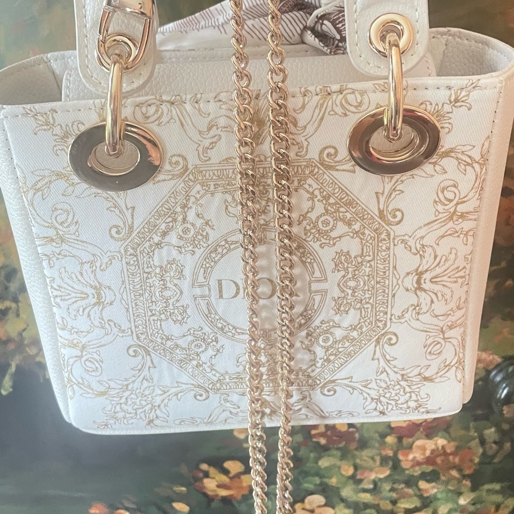 Dior Cream and Gold Mini crossbody bag with magnetic closure. GWP . - Picture 8 of 11